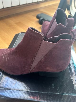 Botines de ante burdeos con detalles dorados