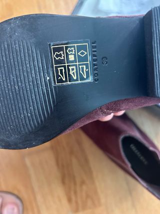 Botines de ante burdeos con detalles dorados