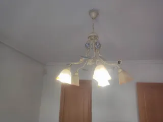 Lámpara colgante brazos tulipas tulipanes beige