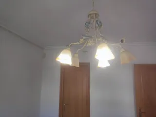 Lámpara colgante brazos tulipas tulipanes beige