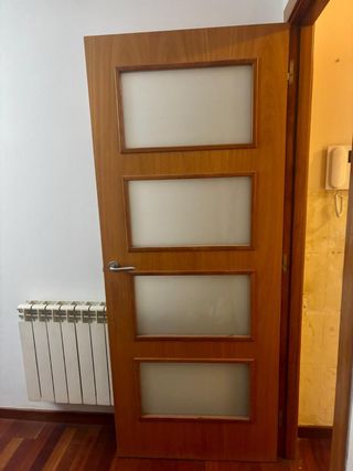 Puerta de madera con 4 cristales