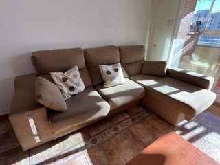 Sofá chaise longue beige/marrón con arcon y puffs
