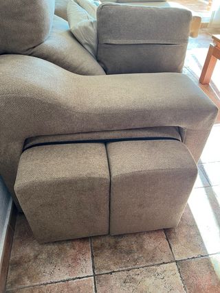 Sofá chaise longue beige/marrón con arcon y puffs