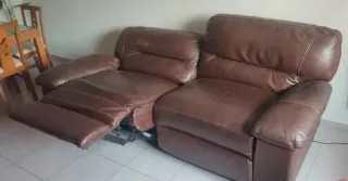 Sofá de piel marrón