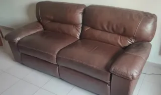 Sofá de piel marrón