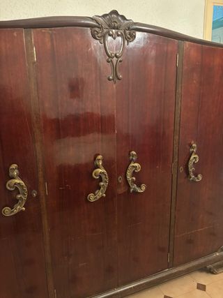 Armario antiguo de madera maciza coleccionista