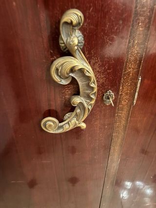 Armario antiguo de madera maciza coleccionista