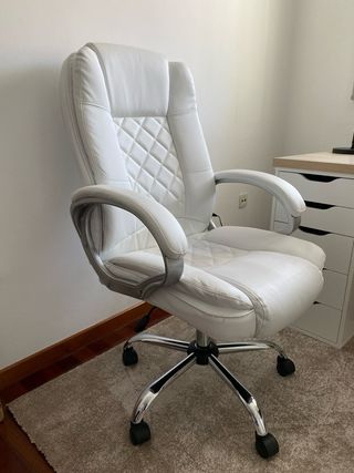 Silla de escritorio blanca con diseño acolchado