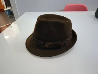 Sombrero marrón con cinta