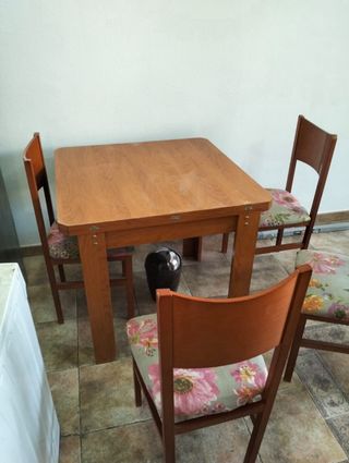 Mesa de comedor y 4 sillas