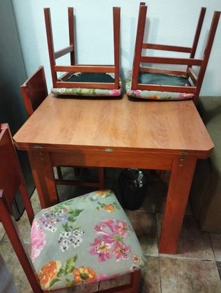 Mesa de comedor y 4 sillas