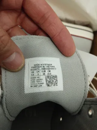 Zapatillas Converse grises y blancas