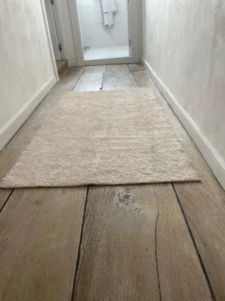 Alfombra beige de tela