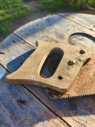 Serrucho antiguo de madera y metal