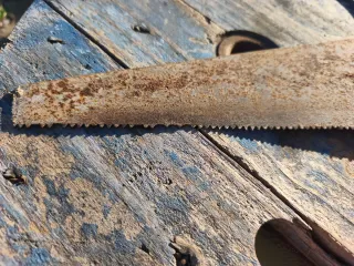 Serrucho antiguo de madera y metal