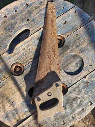 Serrucho antiguo de madera y metal