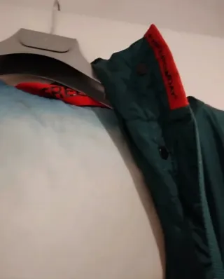 Plumas verde talla xs pero mucho más grande como m