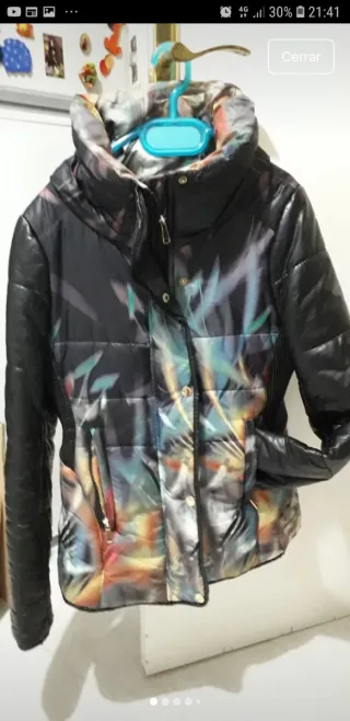 Plumas negra y multicolor