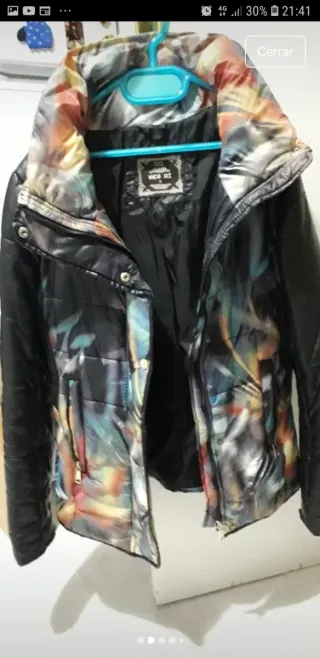 Plumas negra y multicolor