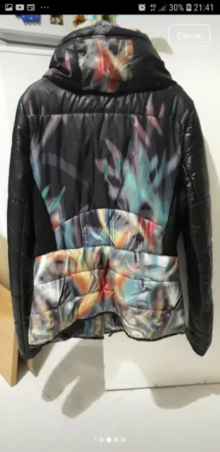 Plumas negra y multicolor