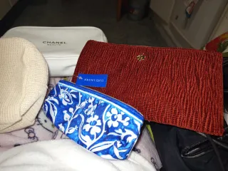 Set di beauty case Chanel beige e rosso Estée Lauder 4