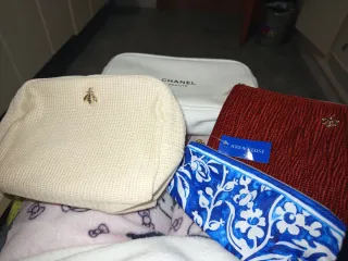 Set di beauty case Chanel beige e rosso Estée Lauder 4