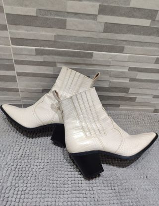 Botines cowboy beige/blanco y negros