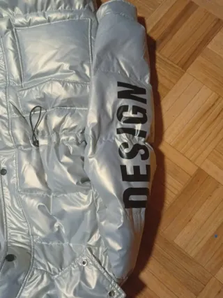 Abrigo plateado con capucha