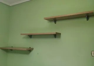 Scaffali in legno e metallo