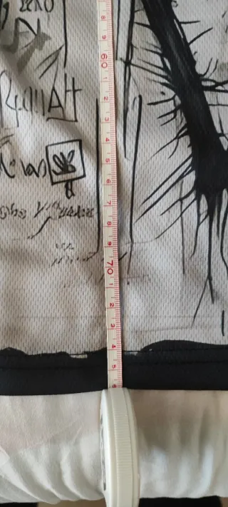 Camiseta de monstruo con diseño gráfico