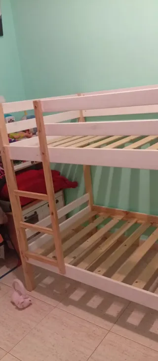 Litera blanca y madera