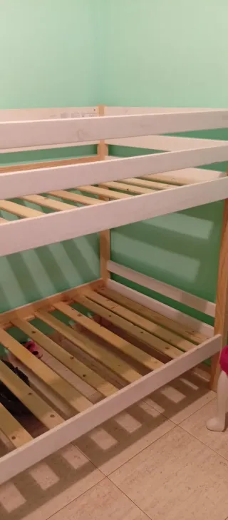 Litera blanca y madera