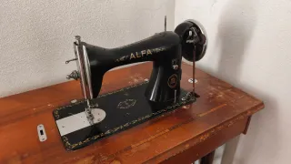 Máquina de coser Alfa antigua