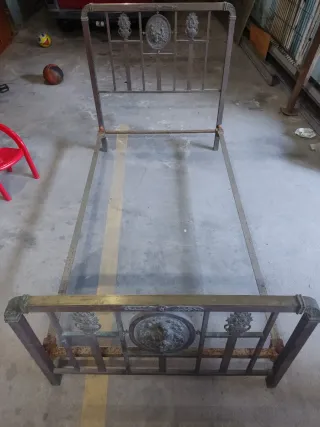 Cama antigua de latón con adornos