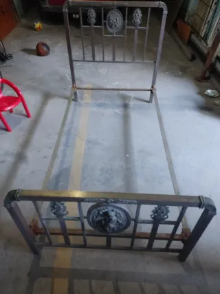 Cama antigua de latón con adornos