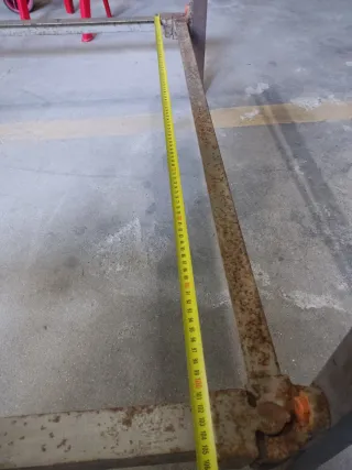 Cama antigua de latón con adornos