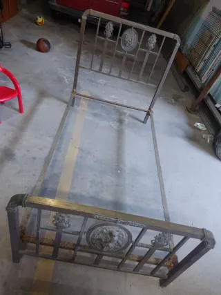 Cama antigua de latón con adornos