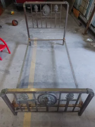 Cama antigua de latón con adornos