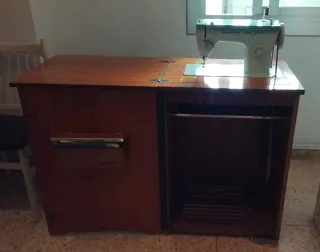 Máquina de coser madera años 70