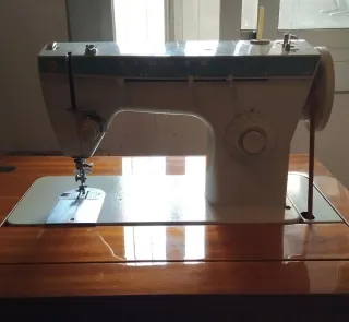 Máquina de coser madera años 70