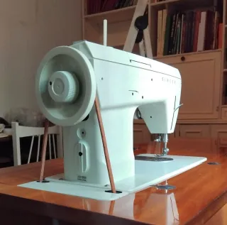 Máquina de coser madera años 70