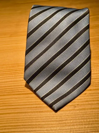 Cravatta azzurra a righe nere