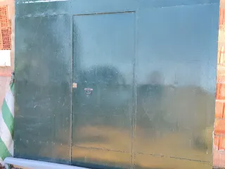 Puerta corredera metálica verde 2,90x1,80