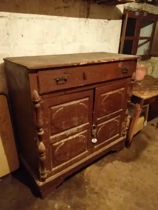 Armario antiguo de madera