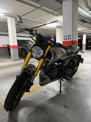 Moto FB Mondial HPS 125 ABS en beige y negro.