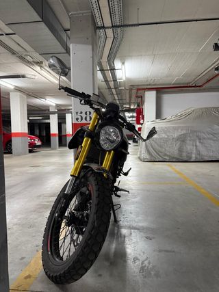 Moto FB Mondial HPS 125 ABS en beige y negro.