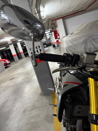 Moto FB Mondial HPS 125 ABS en beige y negro.