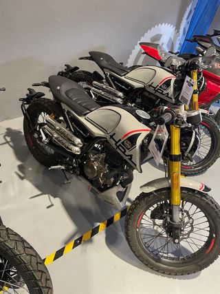 Moto FB Mondial HPS 125 ABS en beige y negro.