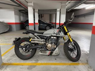 Moto FB Mondial HPS 125 ABS en beige y negro.