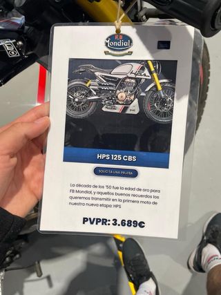 Moto FB Mondial HPS 125 ABS en beige y negro.